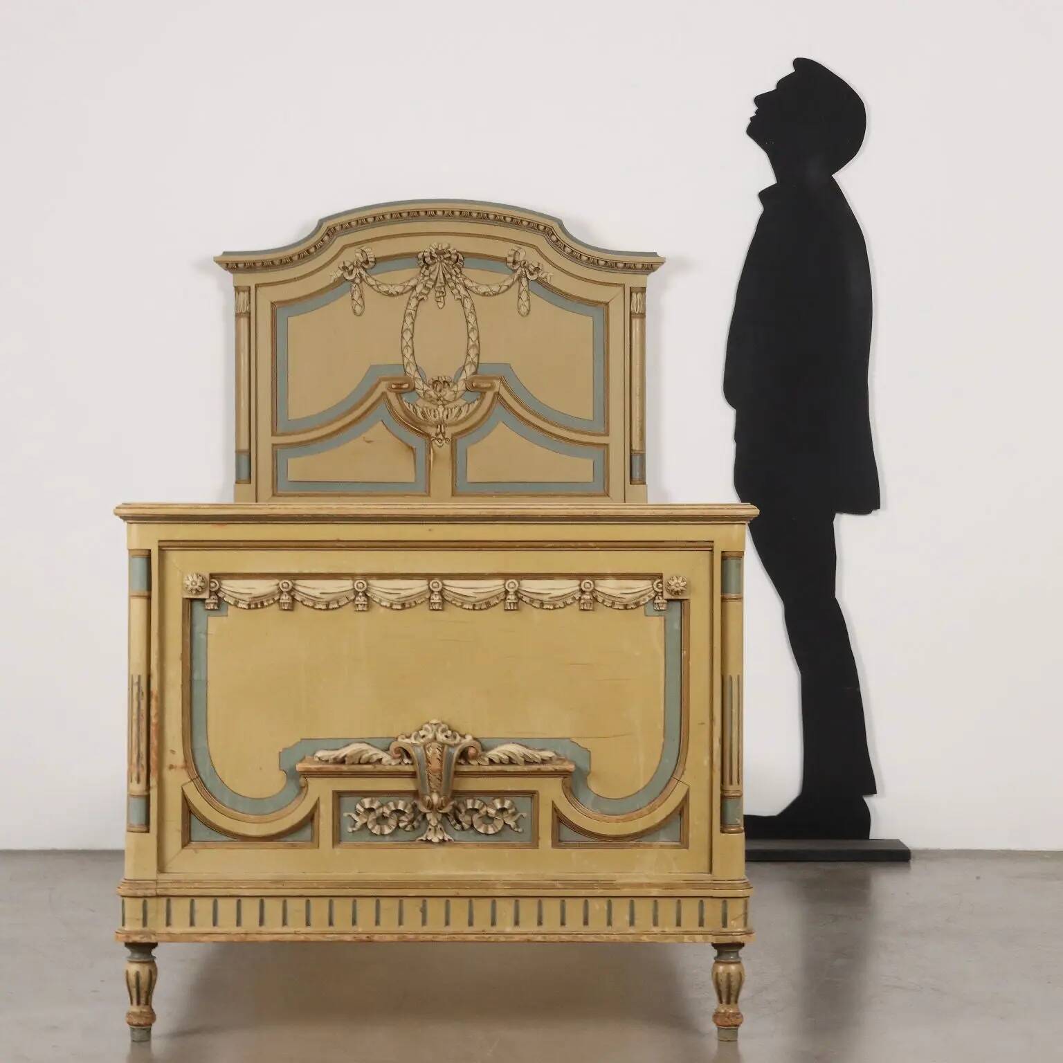 Lit ancien de style néoclassique en hêtre laqué, manufacture Luigi Gatti, XXe siècle