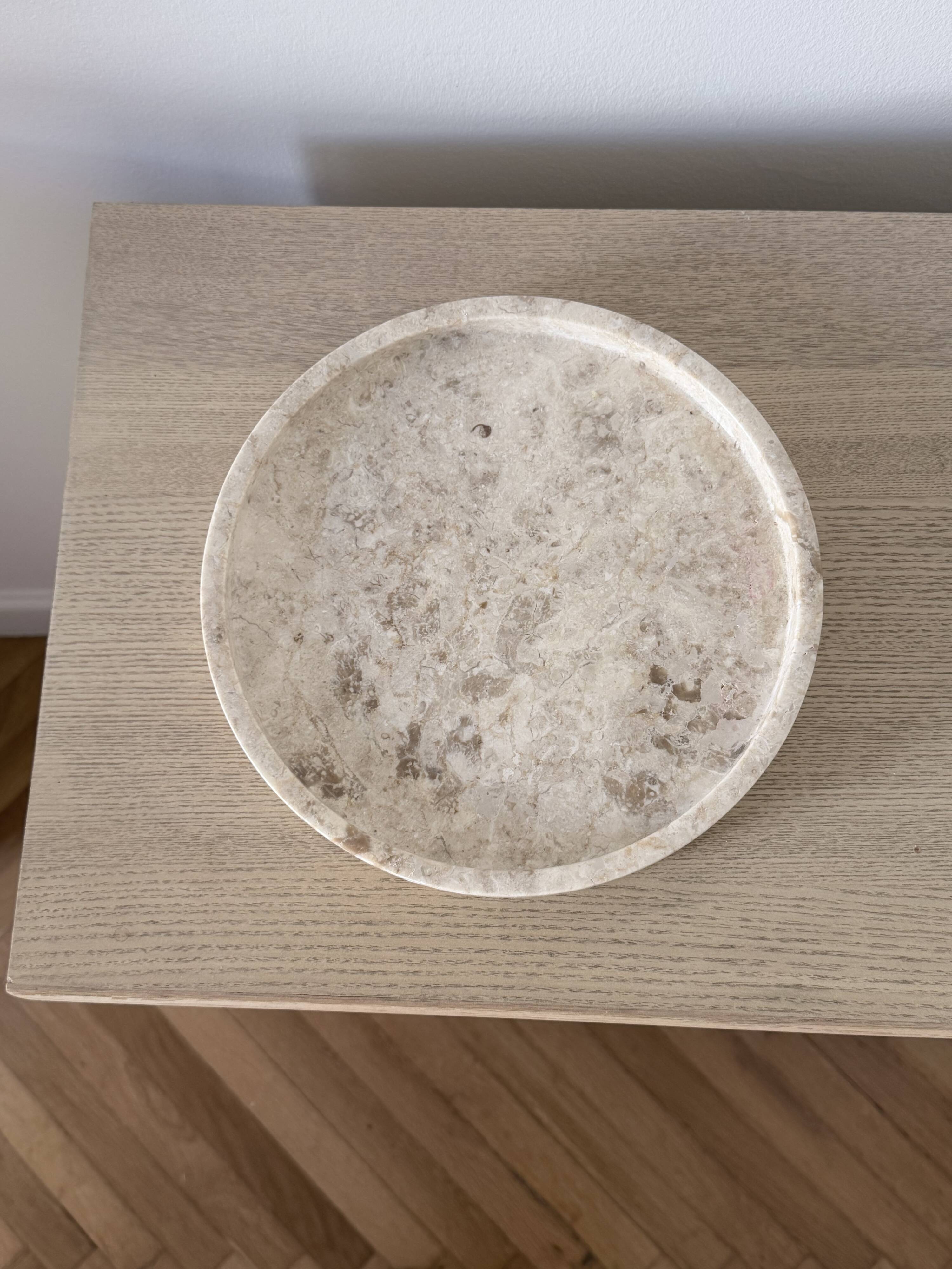 Small round tray in travertine