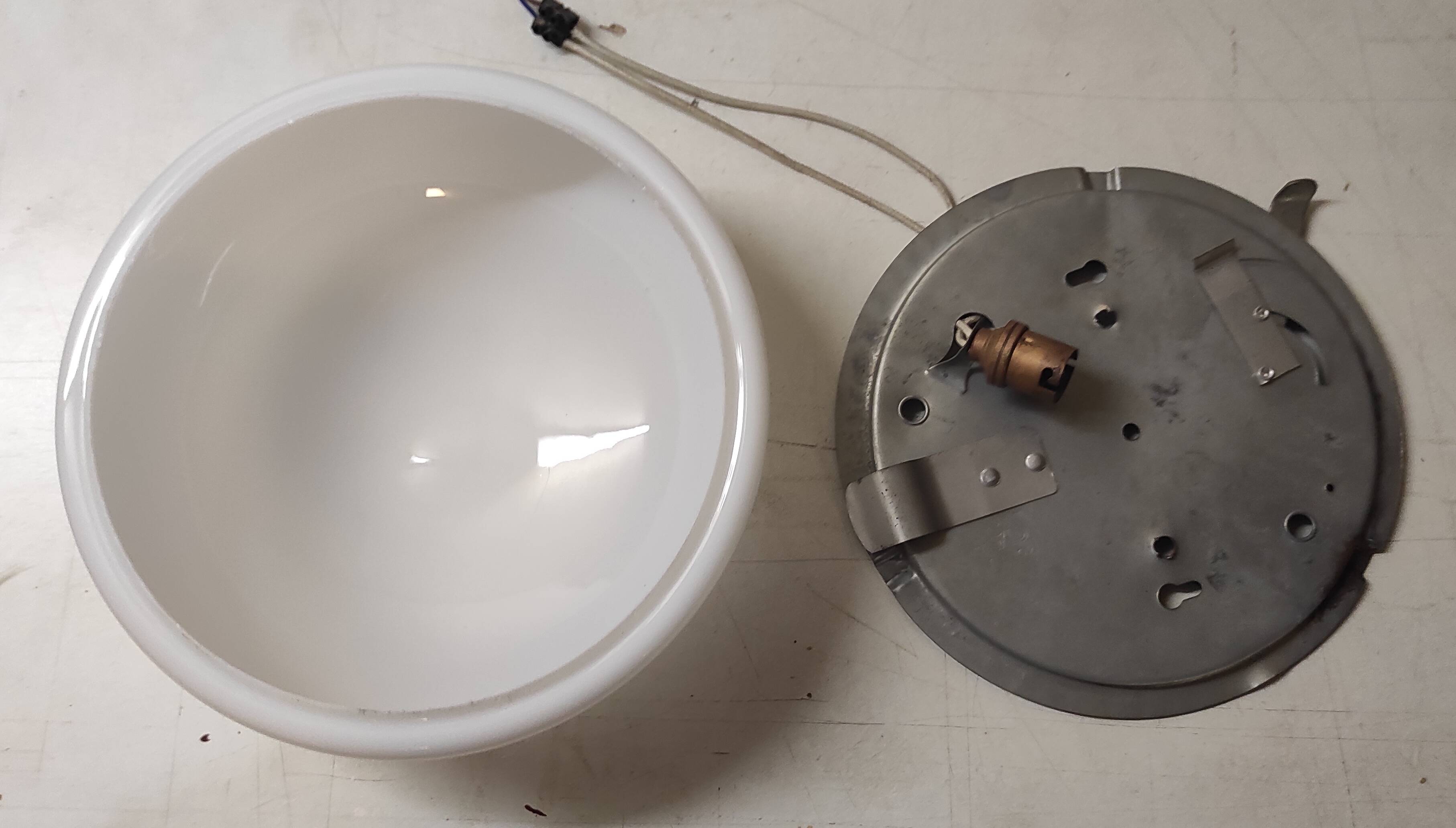 Plafonnier ou applique globe opaline diam. 25 cm - mid. XXème