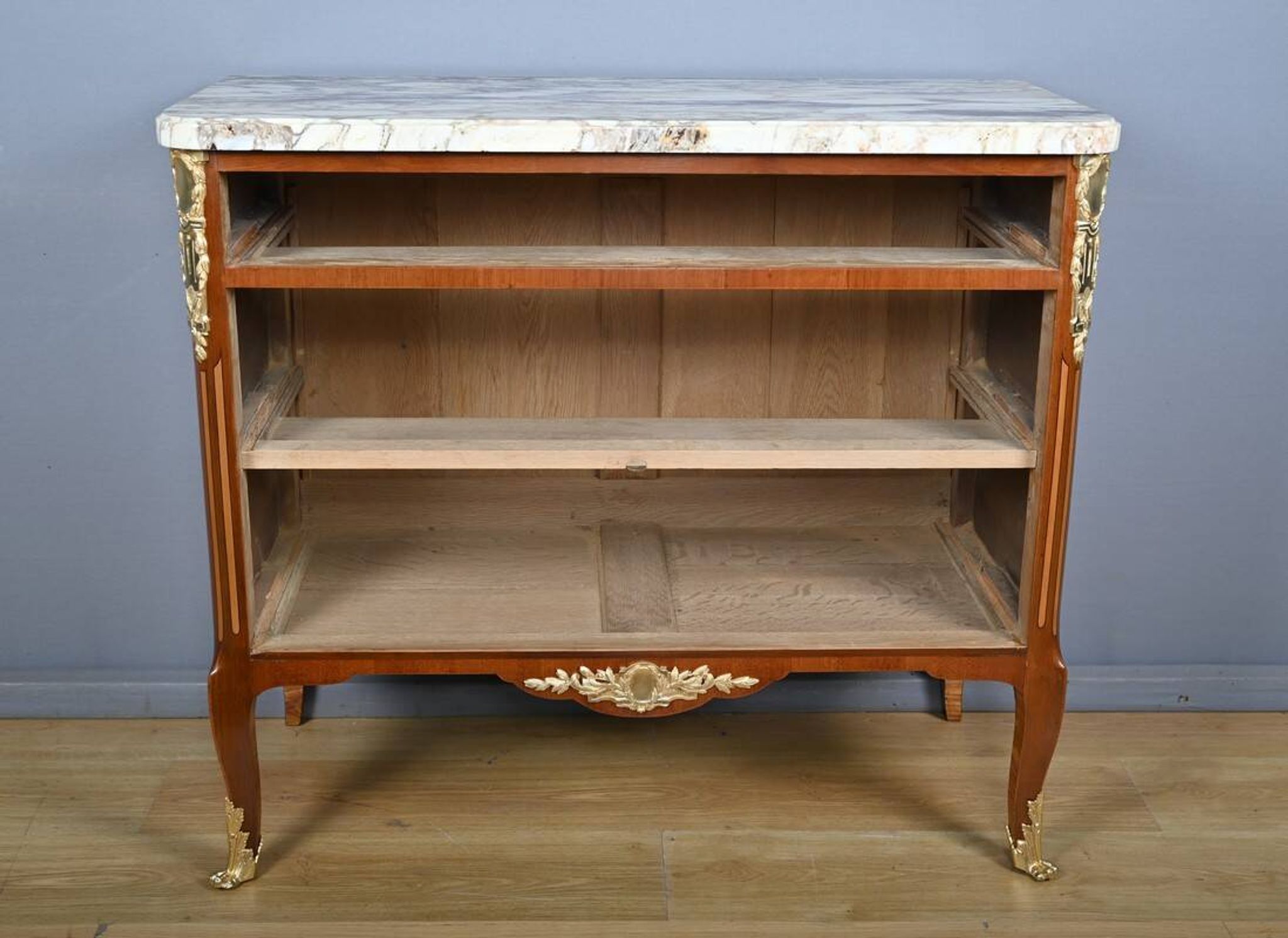 Commode Sauteuse en Marqueterie, style Transition Louis XV Louis XVI – Débu