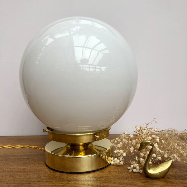 Lampe à poser globe vintage en opaline blanche