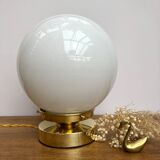Lampe à poser globe vintage en opaline blanche