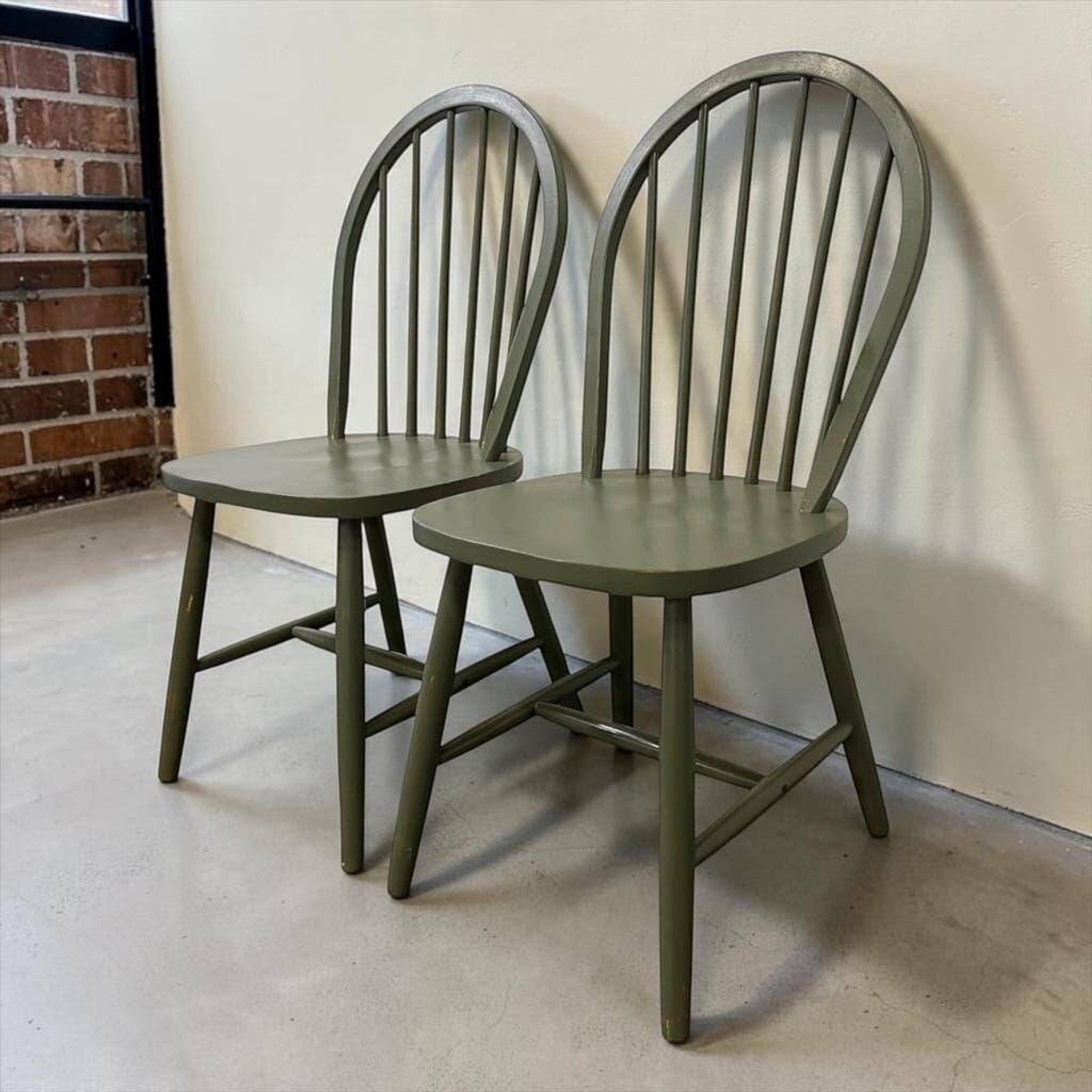 Ensemble de 2 chaises de salle à manger vintage vert olive à fuseaux