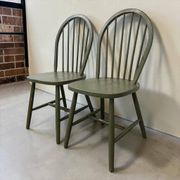Ensemble de 2 chaises de salle à manger vintage vert olive à fuseaux