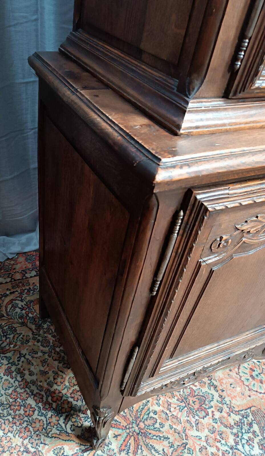 Buffet with 2 bodies in carved oak, Louis XV style, 19th century.