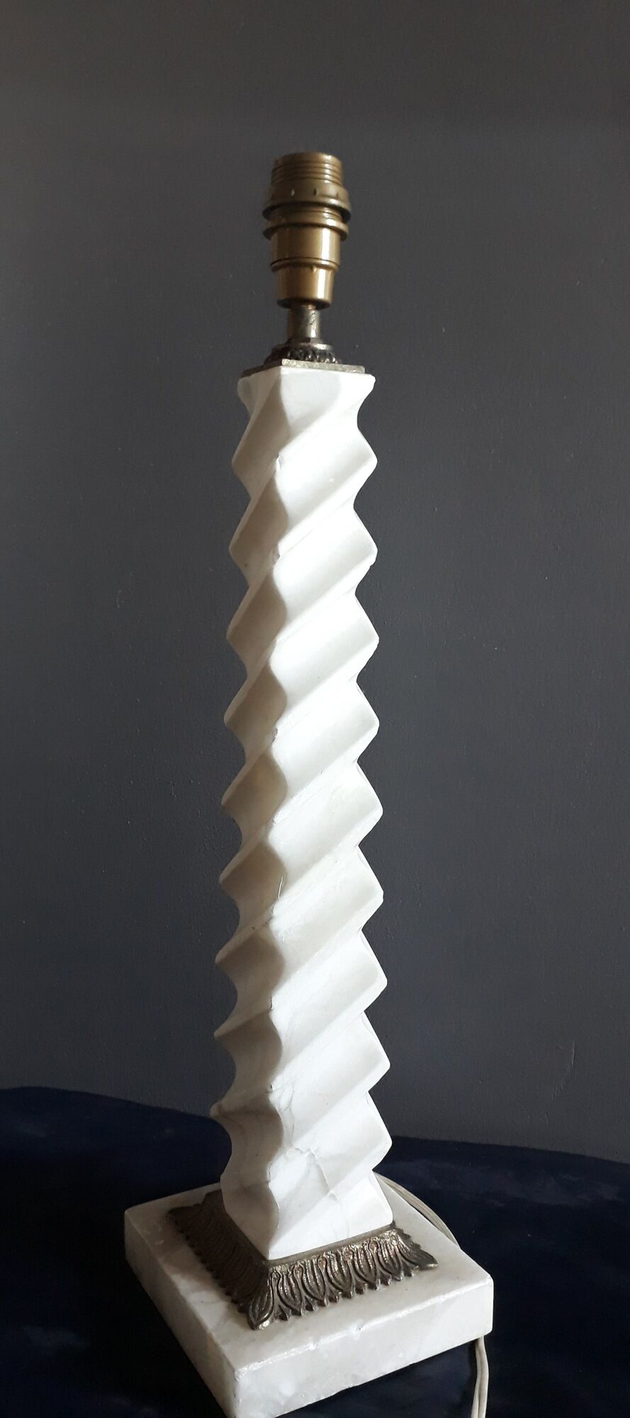 Twisted lamp foot in white marble and brass, square base - 1950's