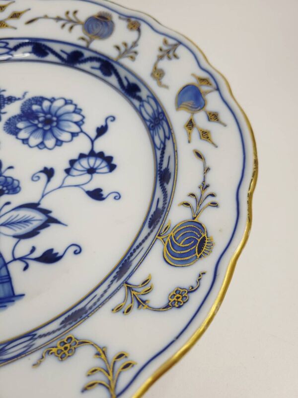 Assiette ancienne en porcelaine de Meissen – décor bleu et or