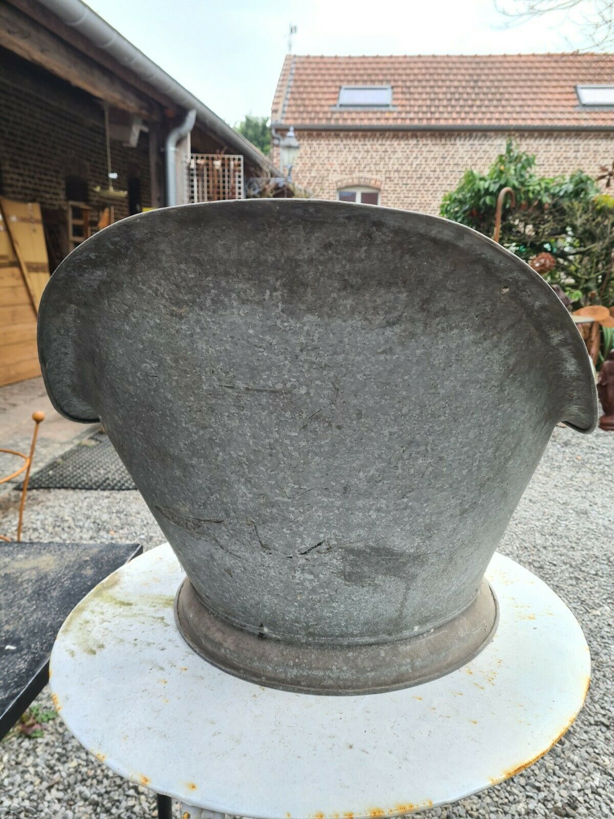 Zinc basin bathtub with backrest