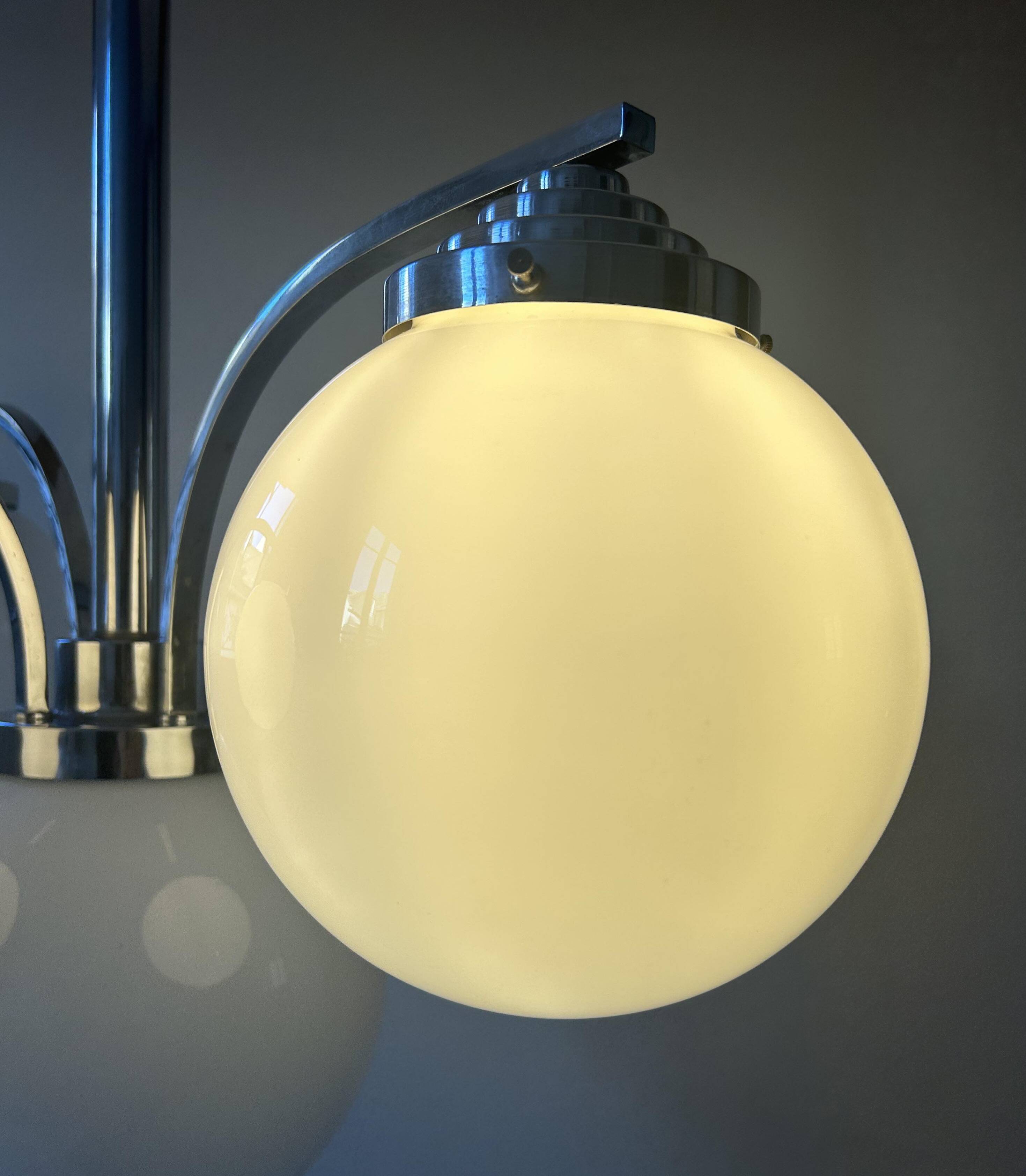 Lustre moderniste art déco, métal chromé et opaline, France 1930