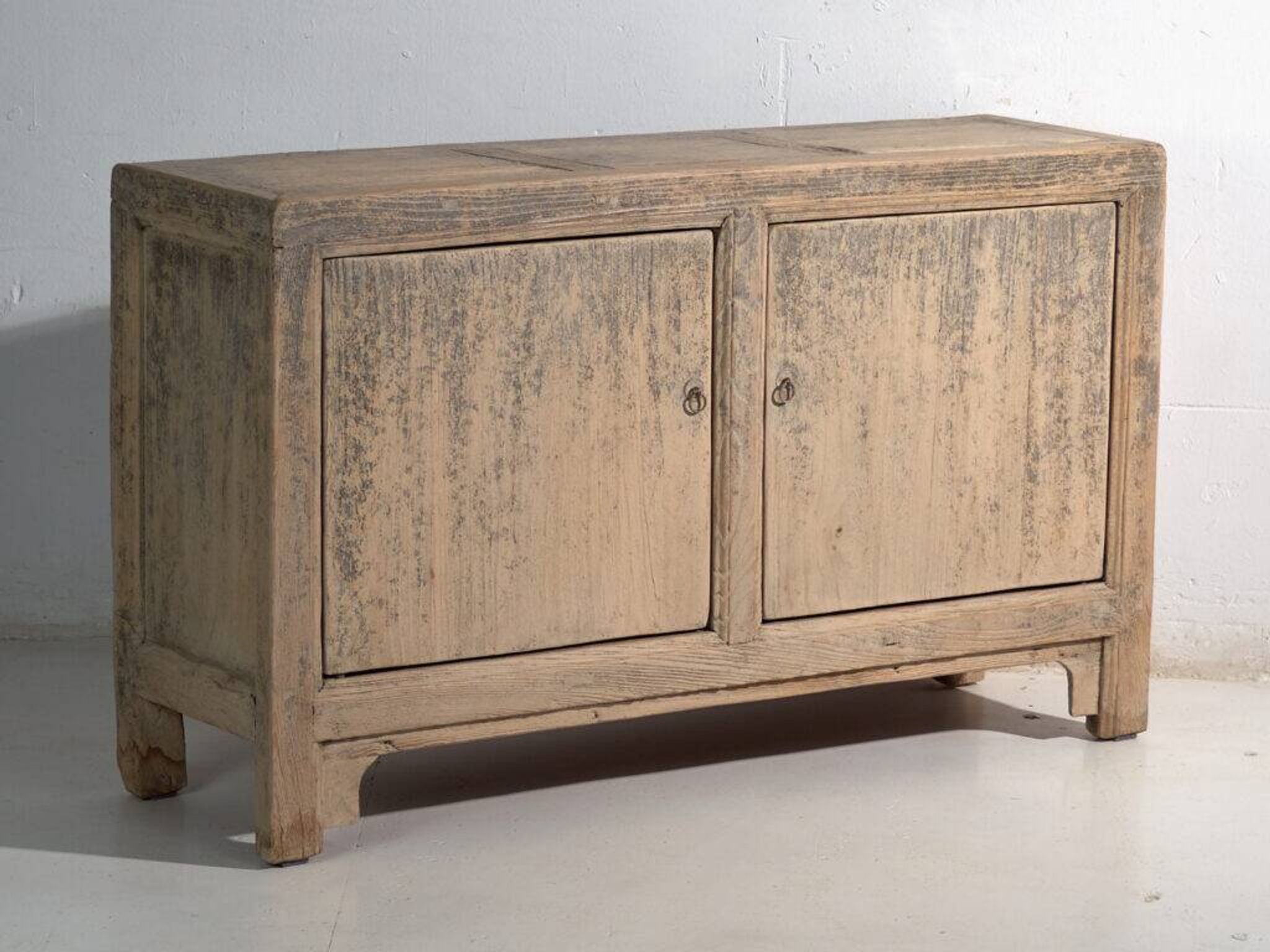 Buffet bas ancien en orme à deux portes – Chine, vers 1950