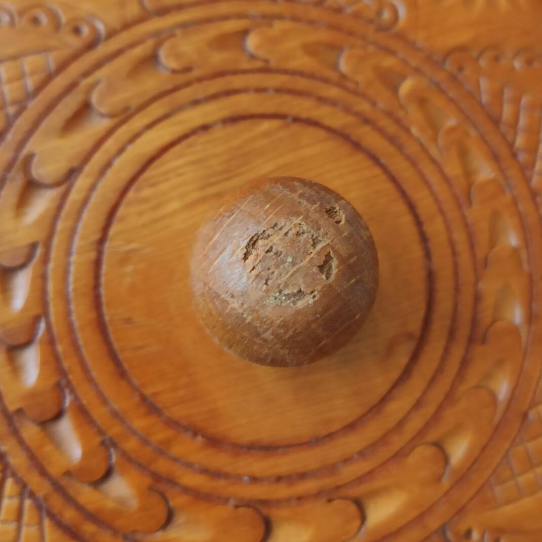 Boite en bois couvercle ciselé