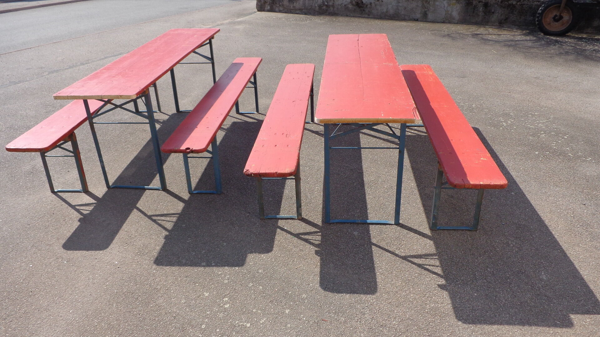 Duo de tables avec bancs de brasserie