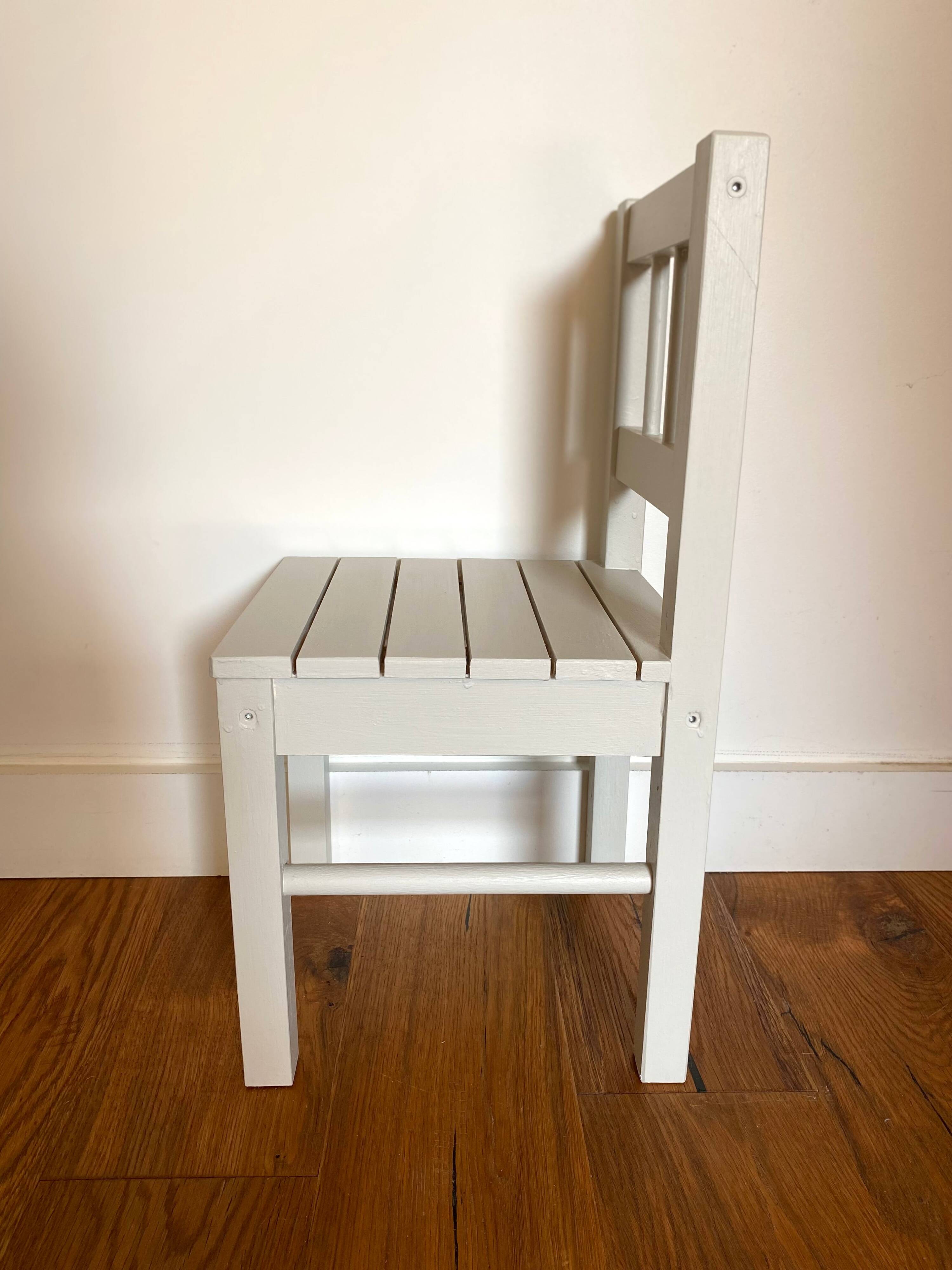 Chaise pour enfant en bois ancien