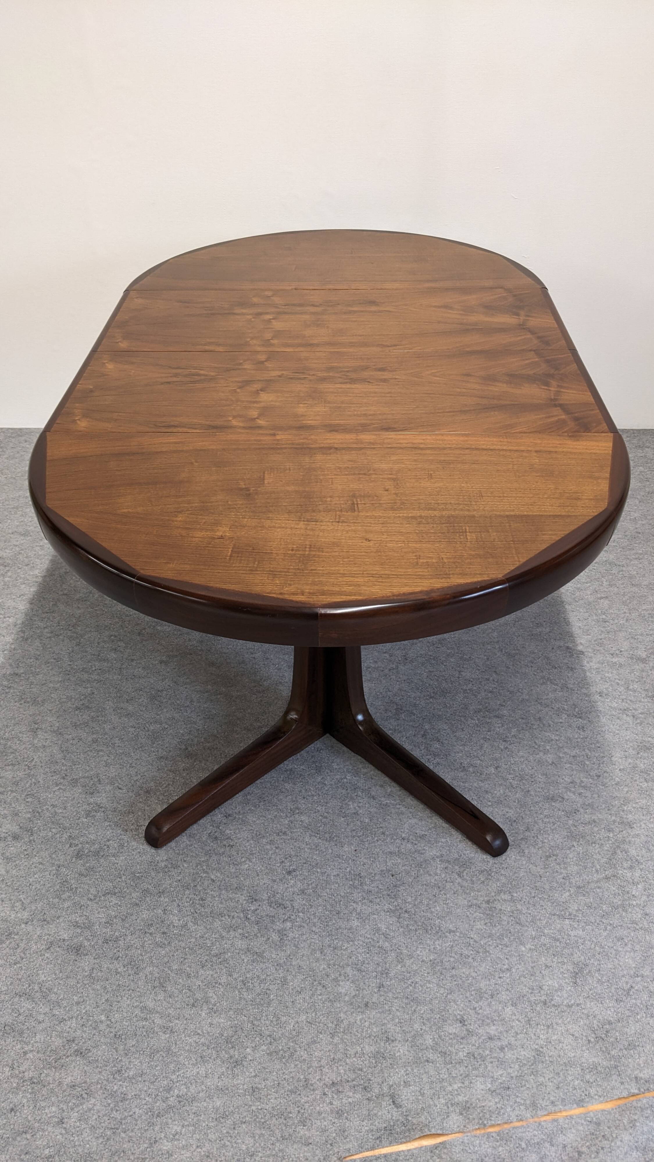 Baumann extendable dining room round table, France circa 1970.