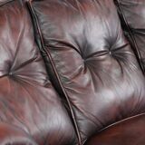 Red 2.5-seater Chesterfield sofa on wheels in English style