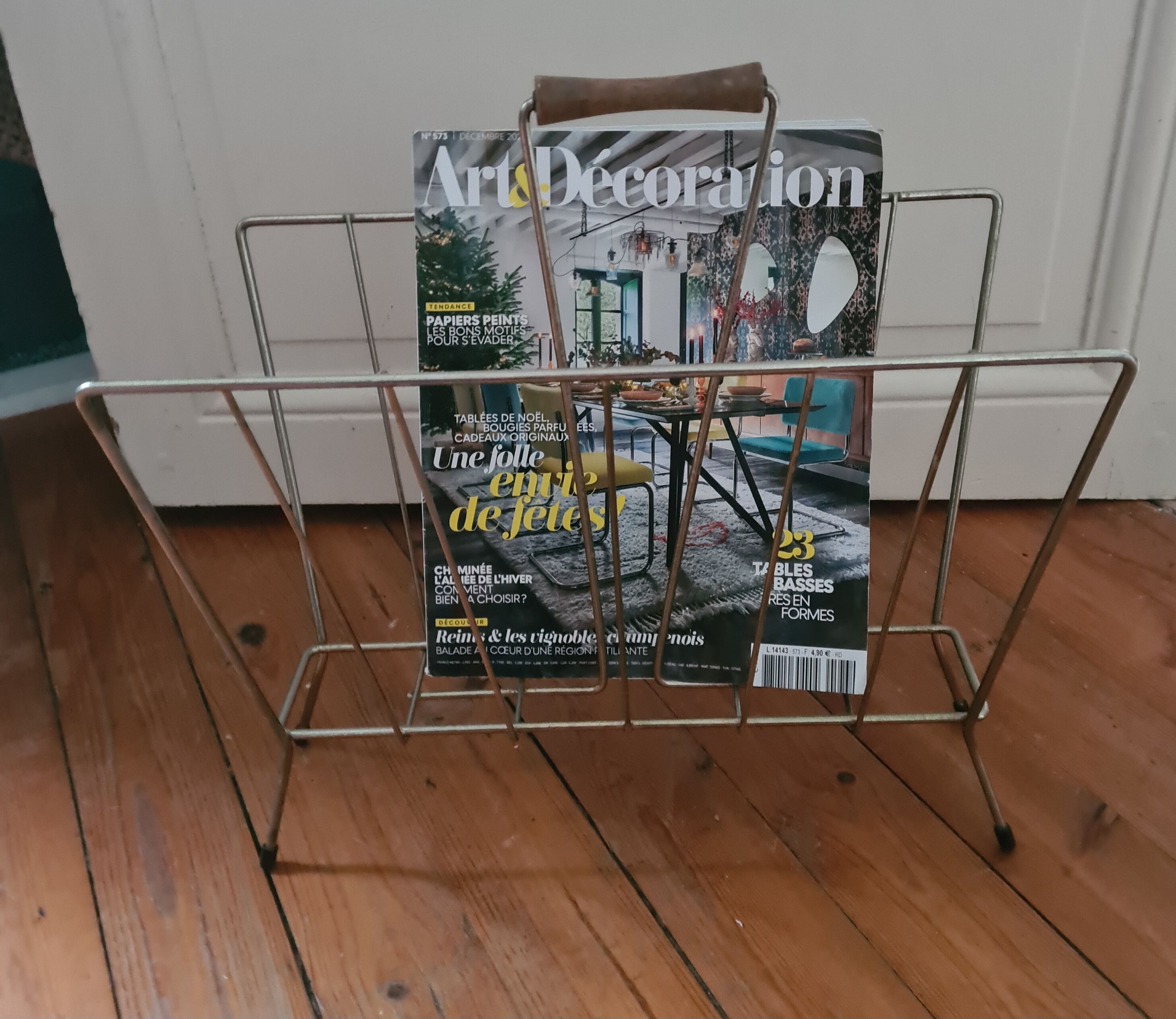 Metal magazine holders: from the 50s/60s