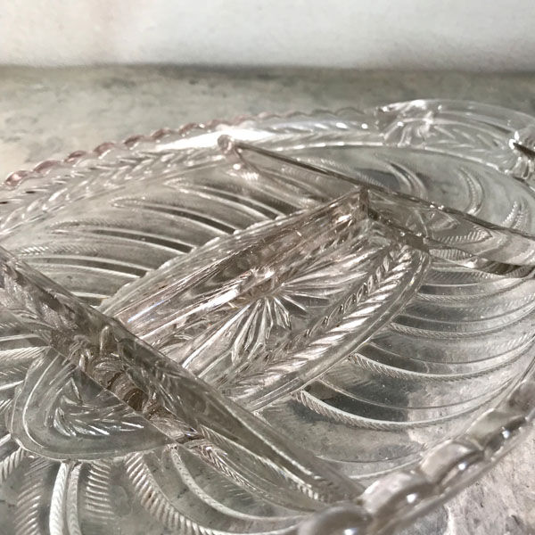 Plate servant in moulded glass