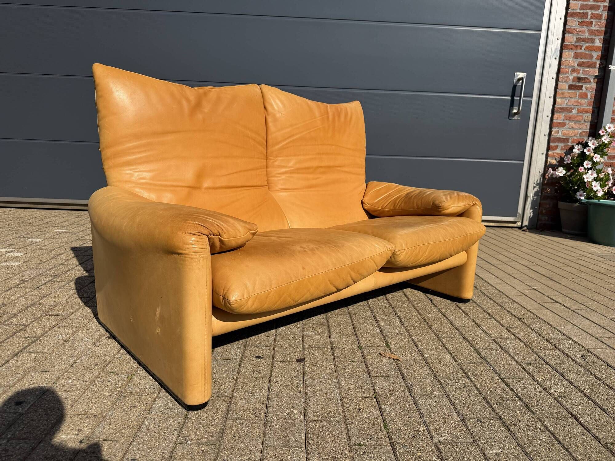 Beautiful Cassina Maralunga 2-seater in camel light patinated natural leather.
