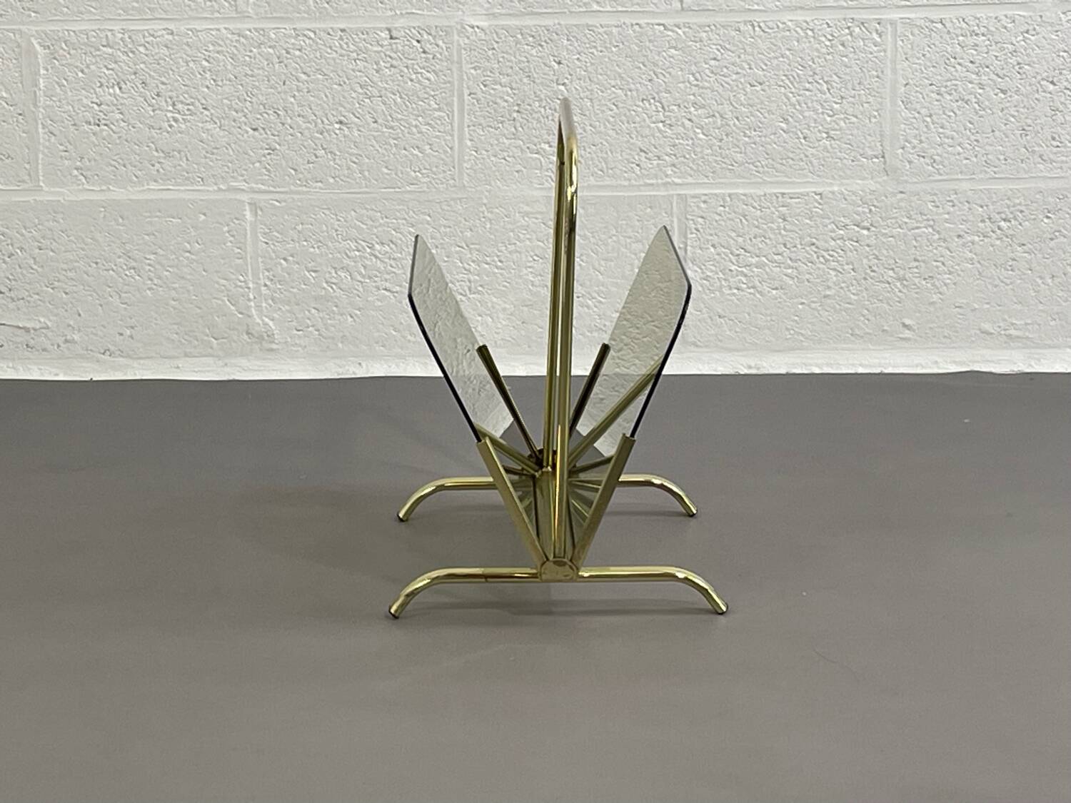 Magazine holder in brass and glass