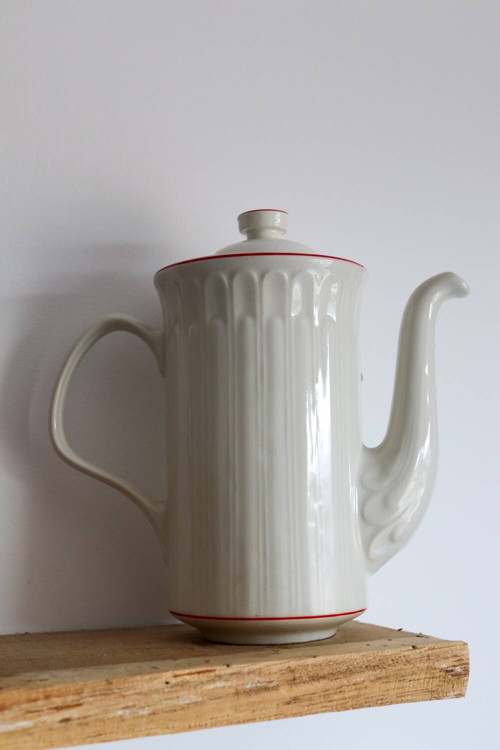 White porcelain teapot / coffee pot with red stripes – Model “Ac