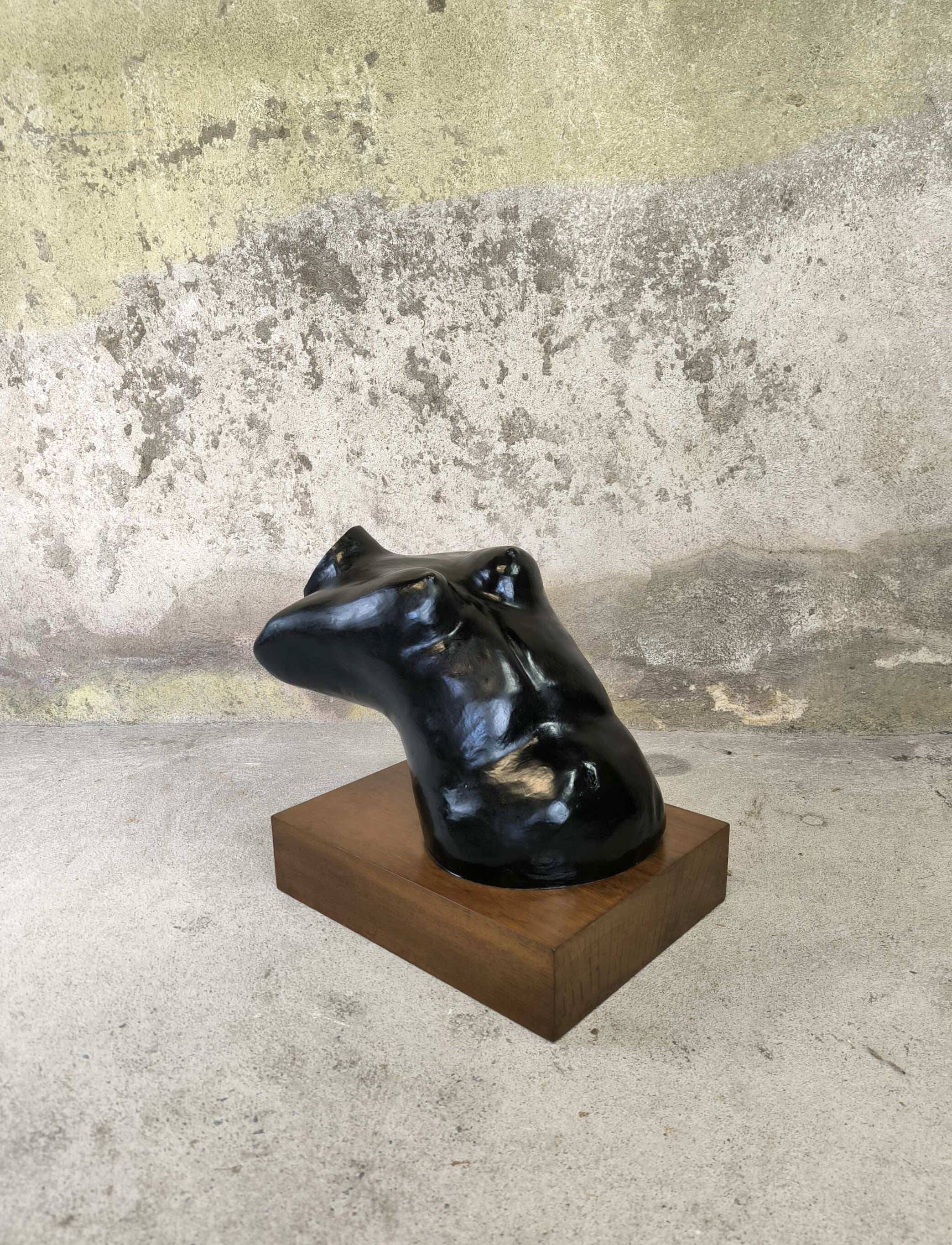 Sculpture buste féminin sur socle bois