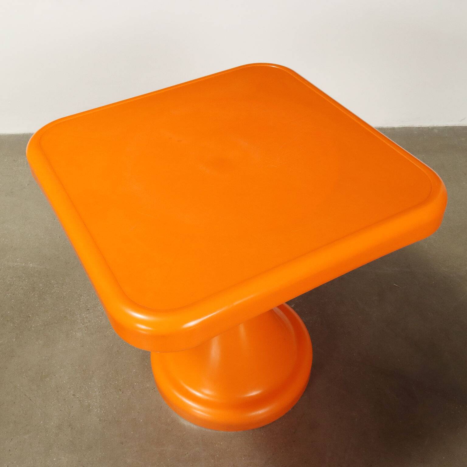 Set of 1970s side tables in plastic material