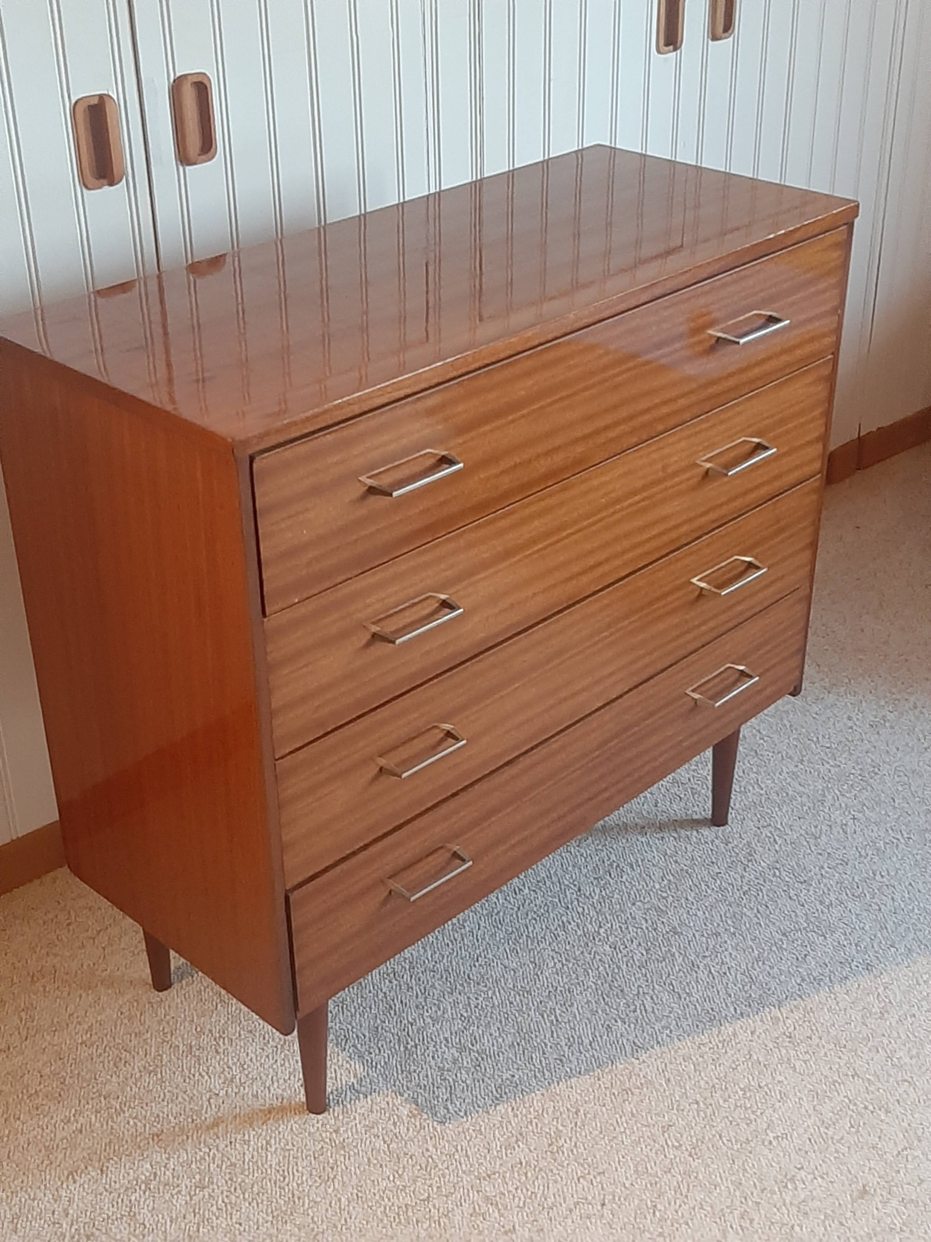 Commode en bois vernis, années 80