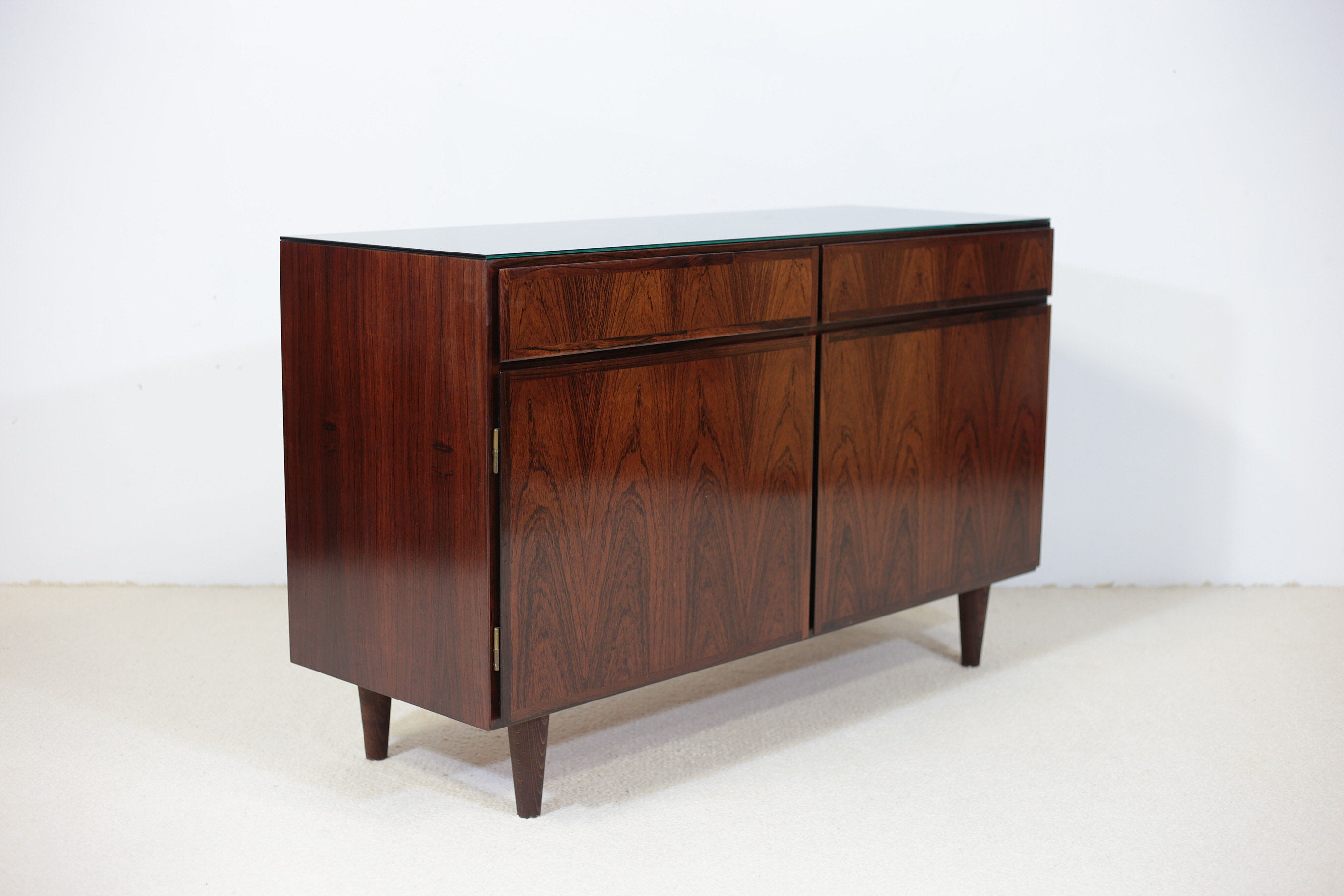 Omann Jun buffet in rosewood