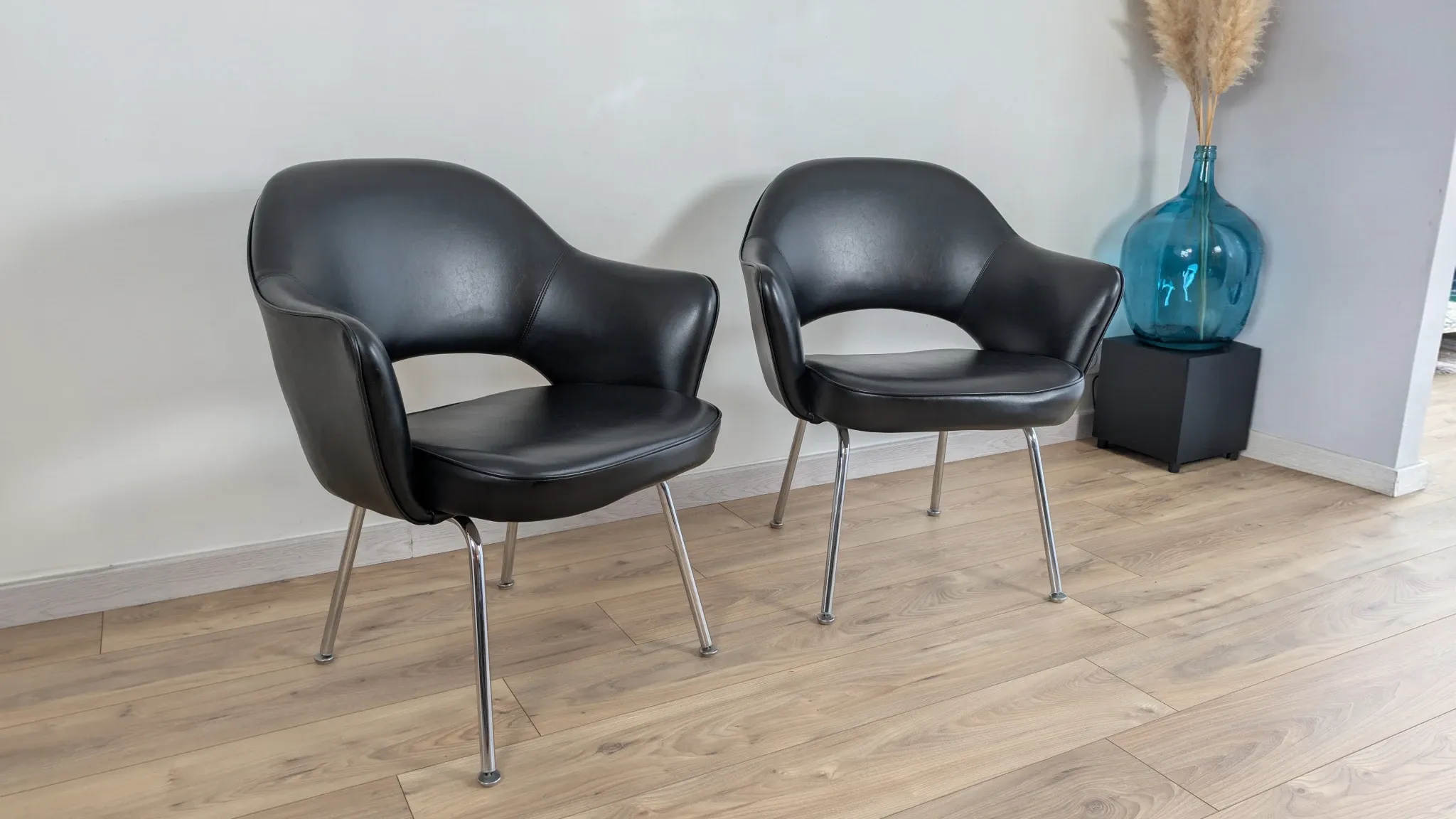 Set of 6 "Conference" chairs by Eero Saarinen for Knoll International