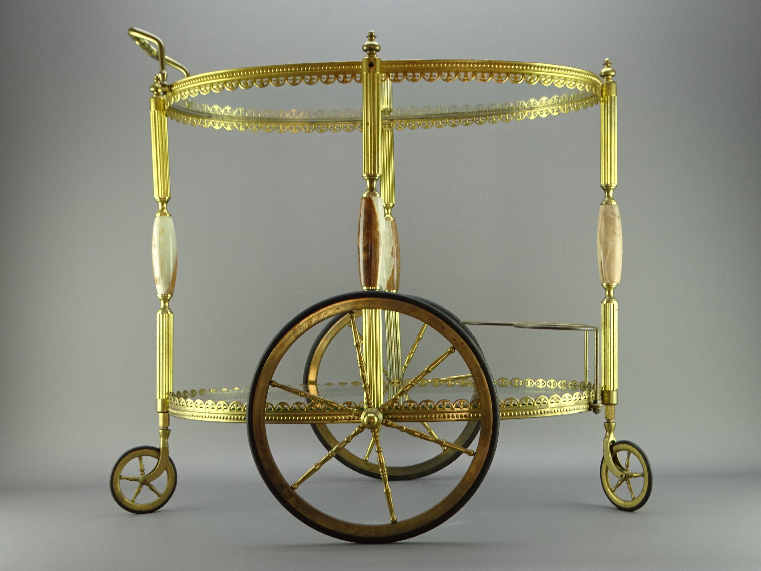 Troller bar in bronze and glass