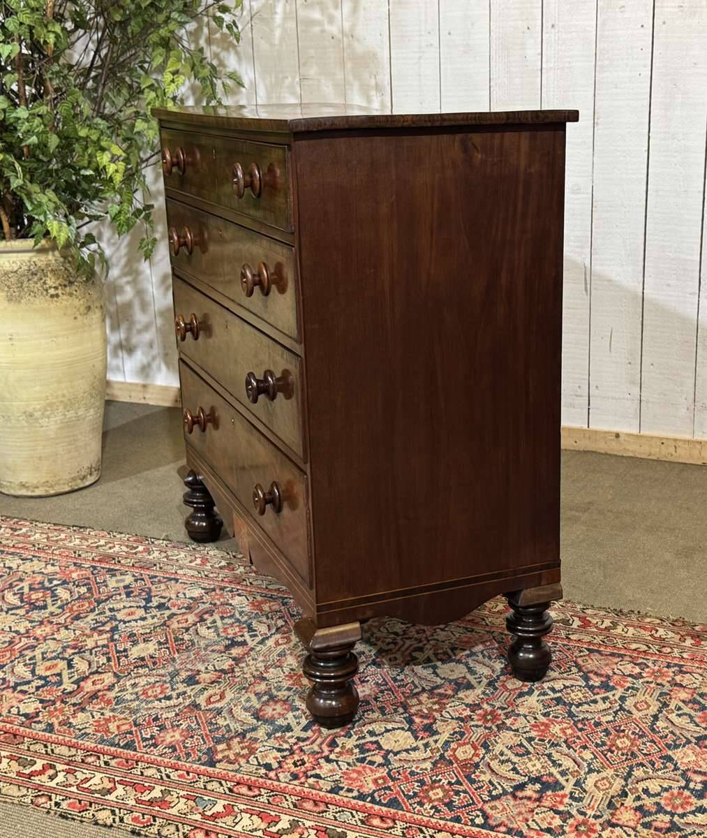 Victorian English commode from the 19th century in mahogany.