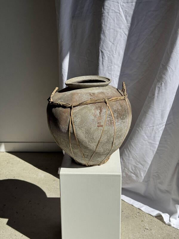Grand pot en terre cuite gris et rouge à anses et croisillons en rotin H42