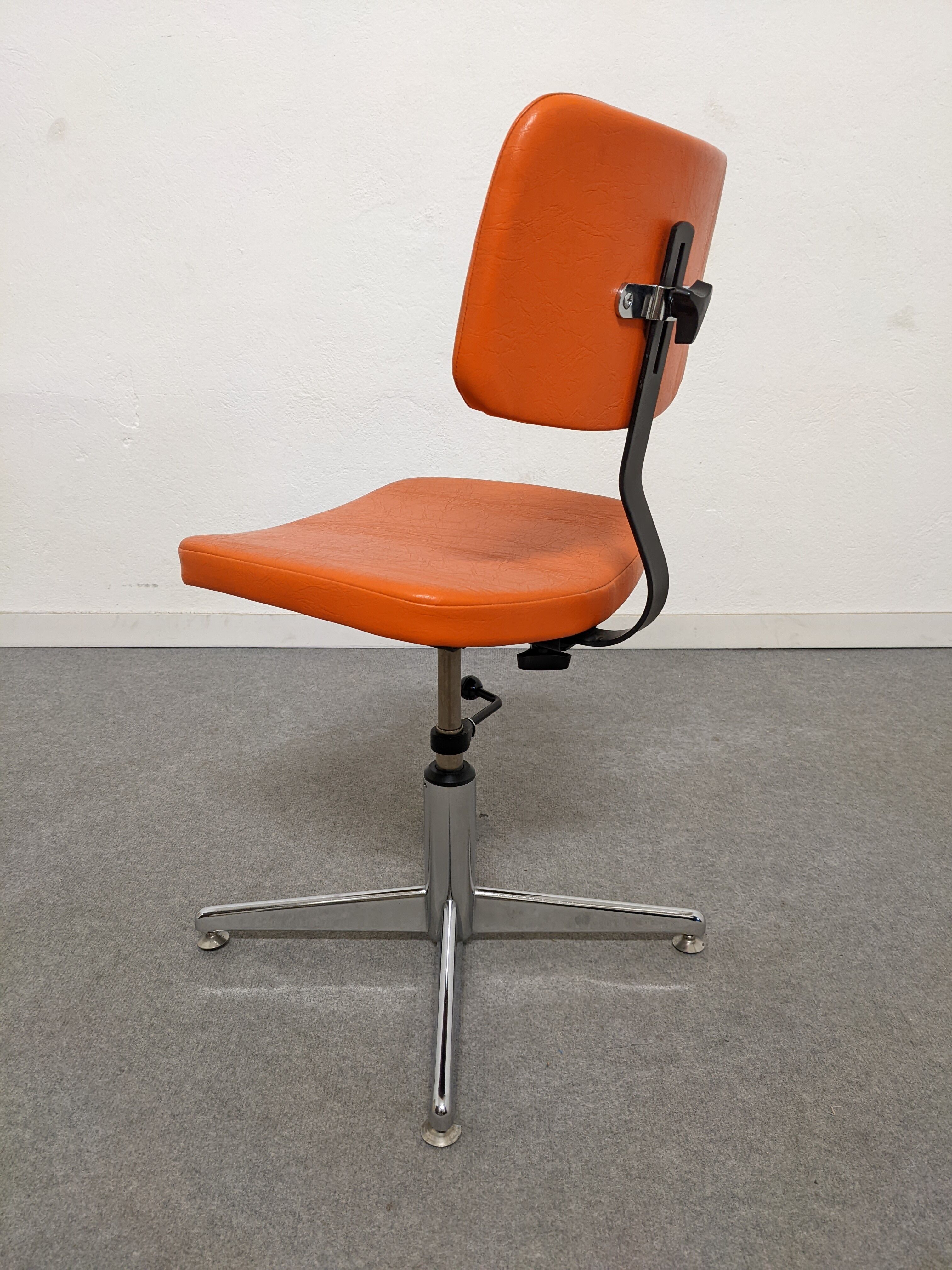 Swivel office chair from the 60s/70s