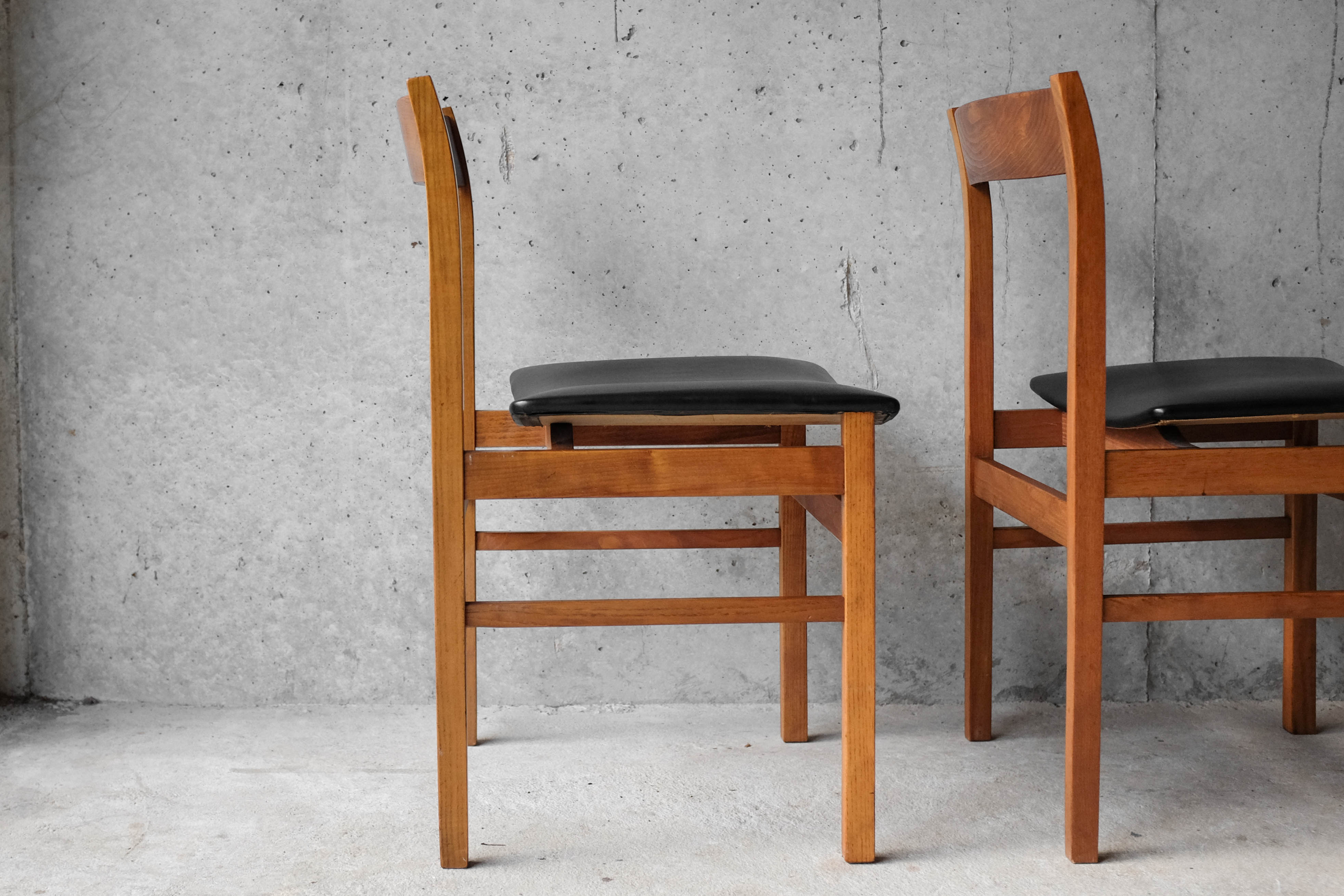 Table and 4 chairs 60