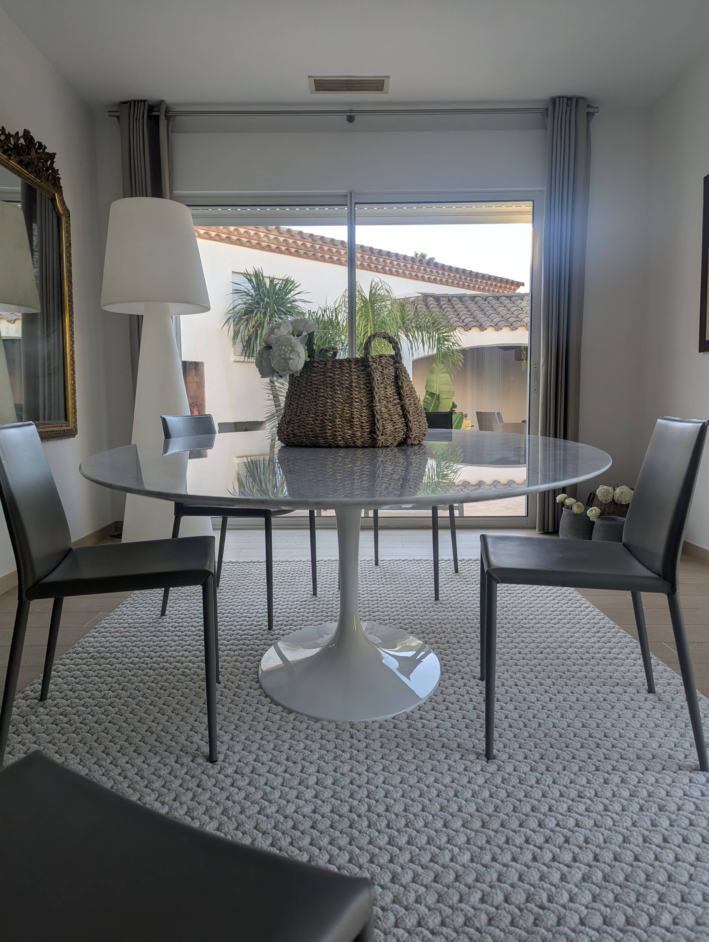Tulip Oval XL Table Classic Design Italy inspired by Saarinen