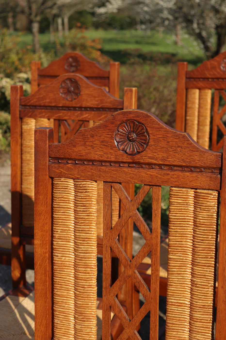 Lot 6 chaises vintage en bois paillées et sculptés