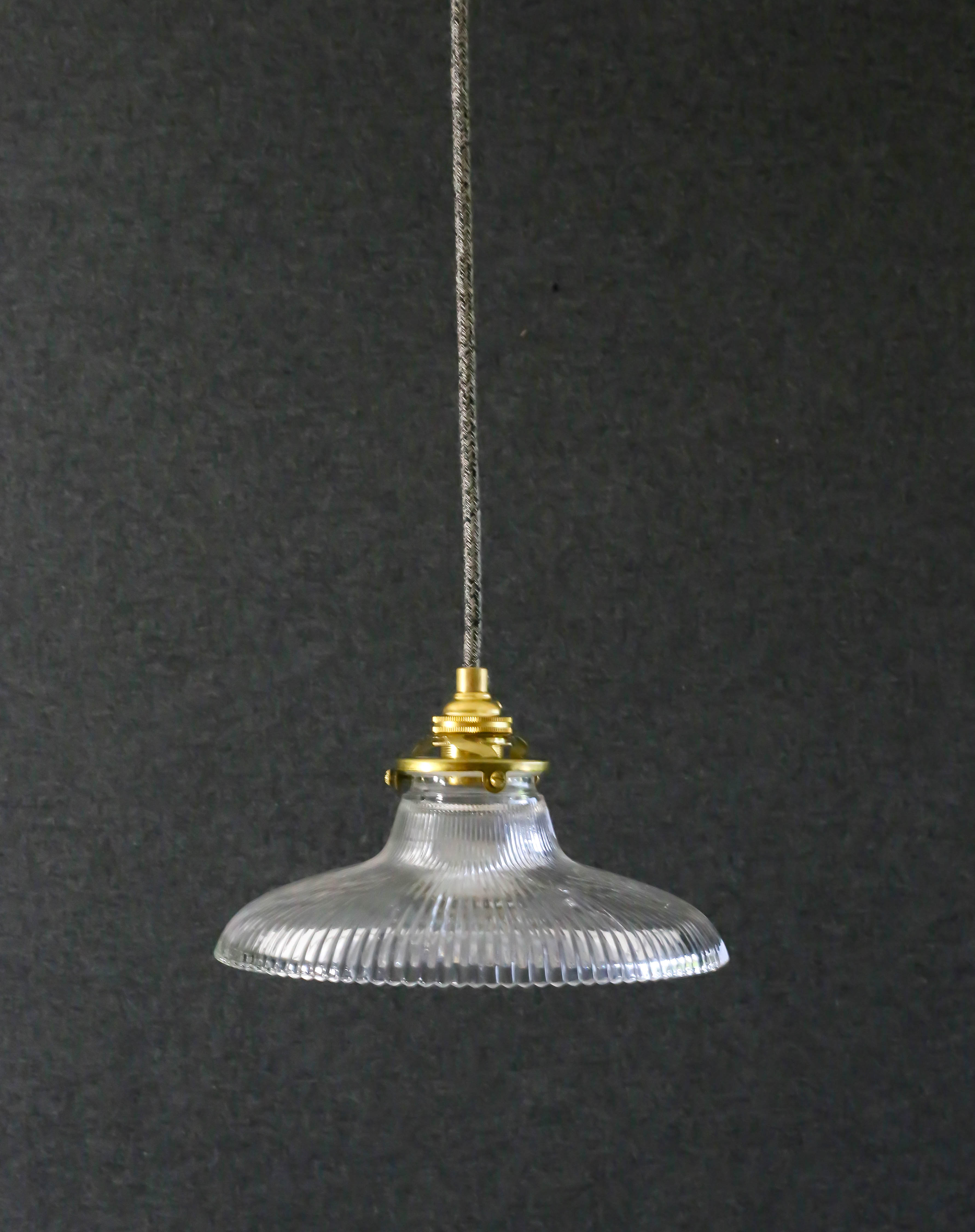 Holophane suspension in translucent glass delivered with brass socket and new cable