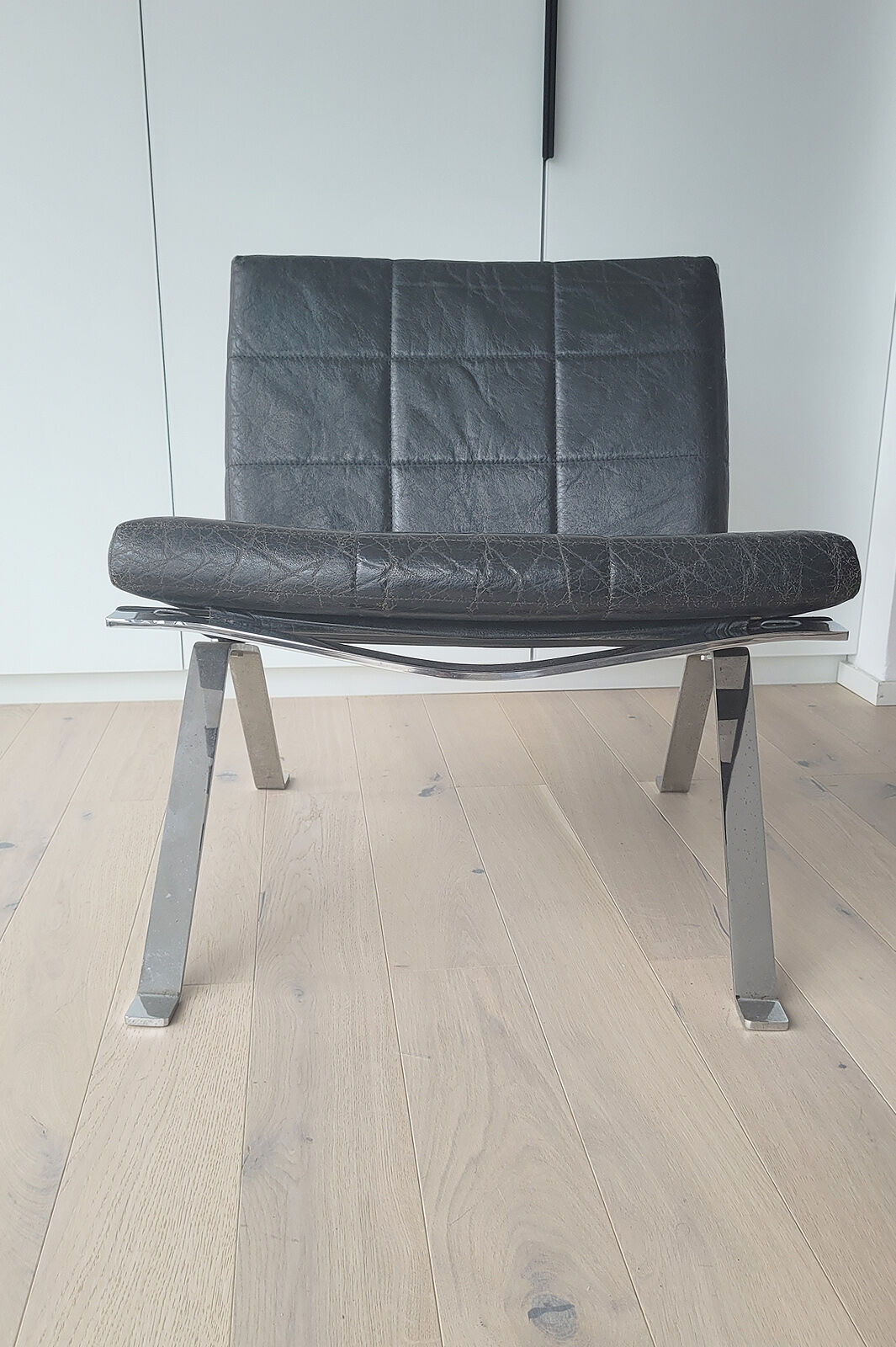 Pair of black leather loung chairs by Hans Eichenberger for Girsberger