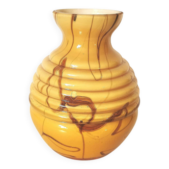 vase en opaline jaune , beige des années 50