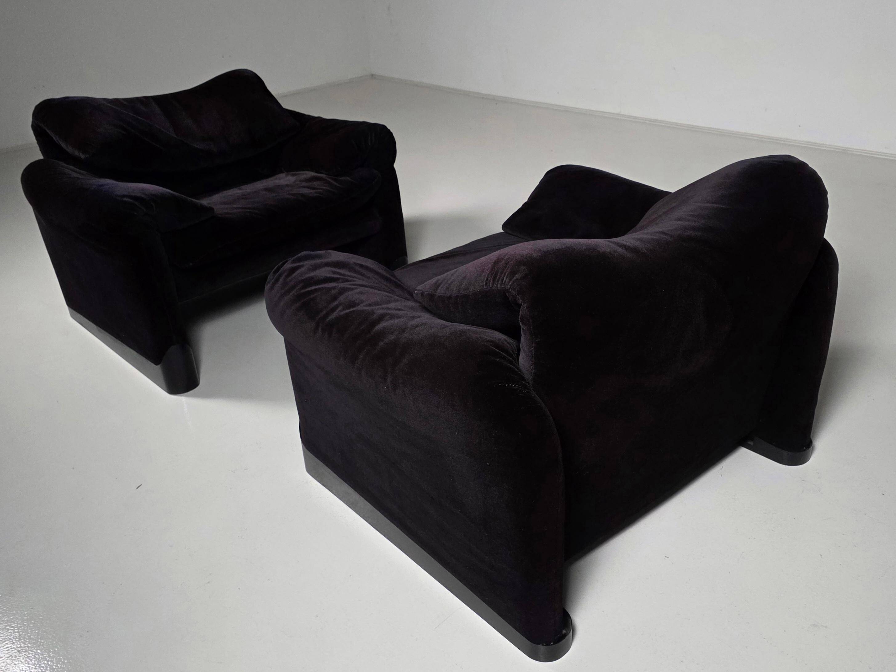 Maralunga lounge chairs in purple velvet by Vico Magistretti for Cassina, 1970.