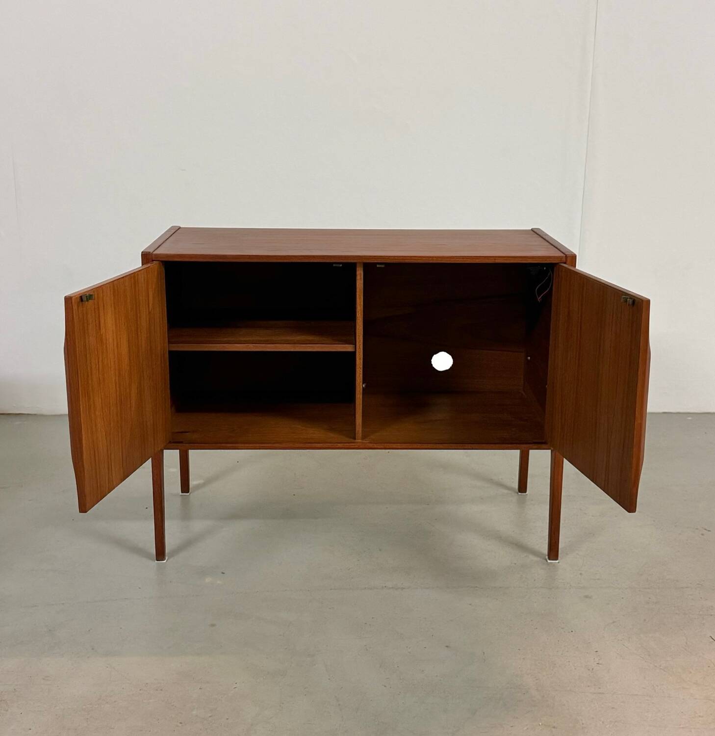 2x Teck Kai Kristiansen à côté des armoires années 1960