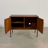 2x Teck Kai Kristiansen à côté des armoires années 1960