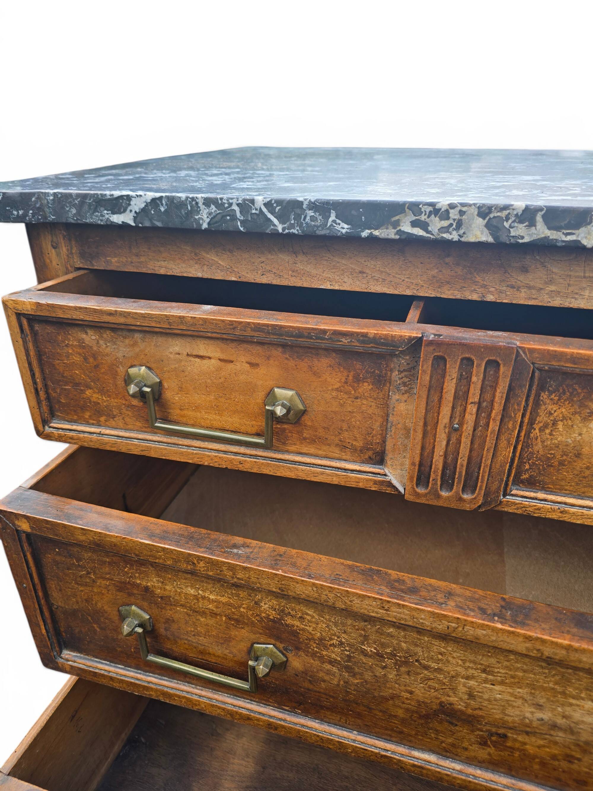 Commode ancienne de style Louis XVI avec plateau en marbre gris