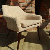 Fauteuils club scandinave bouclé blanc 1960, rénovés, paire de chaises cocktail vintage en bois rembourrés