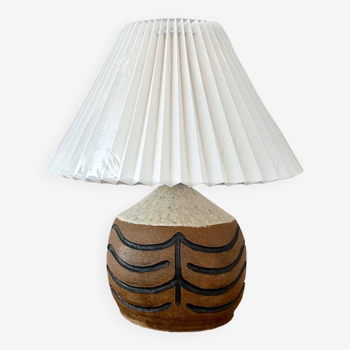 Lampe de table design danois, céramique Koefoed, abat-jour plissé, intérieur du milieu du siècle