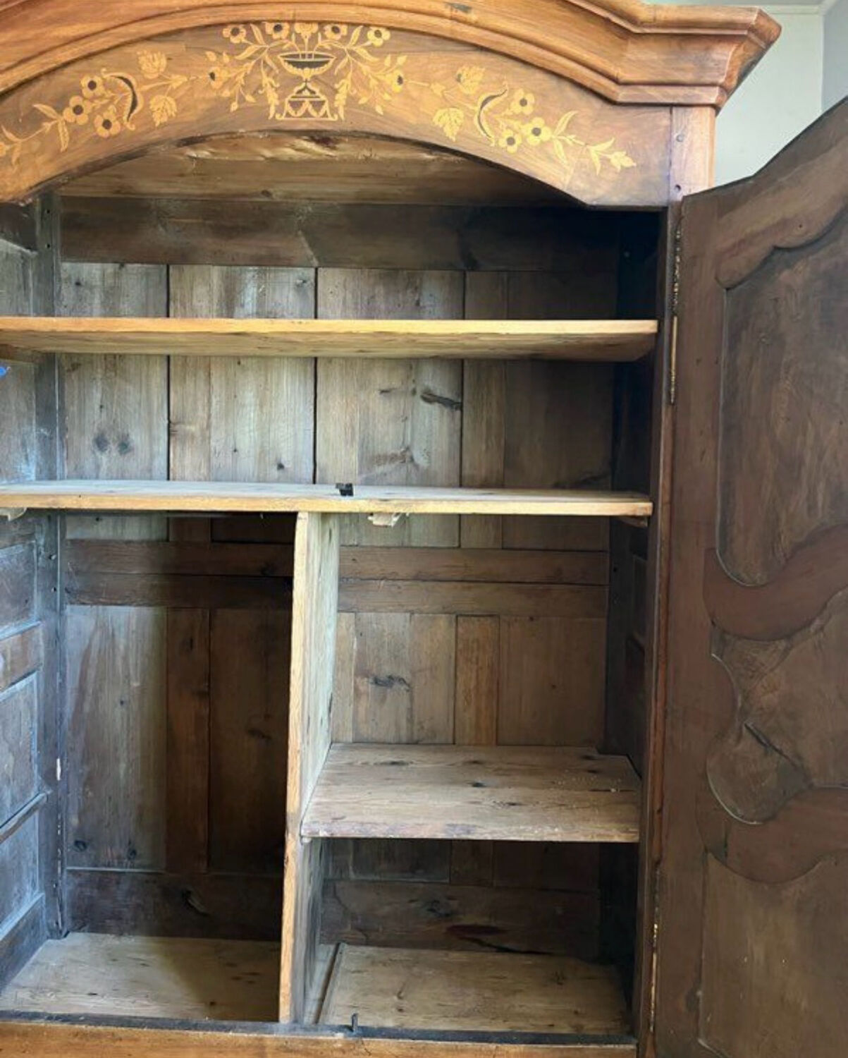 Castle wardrobe in solid walnut - Antique piece