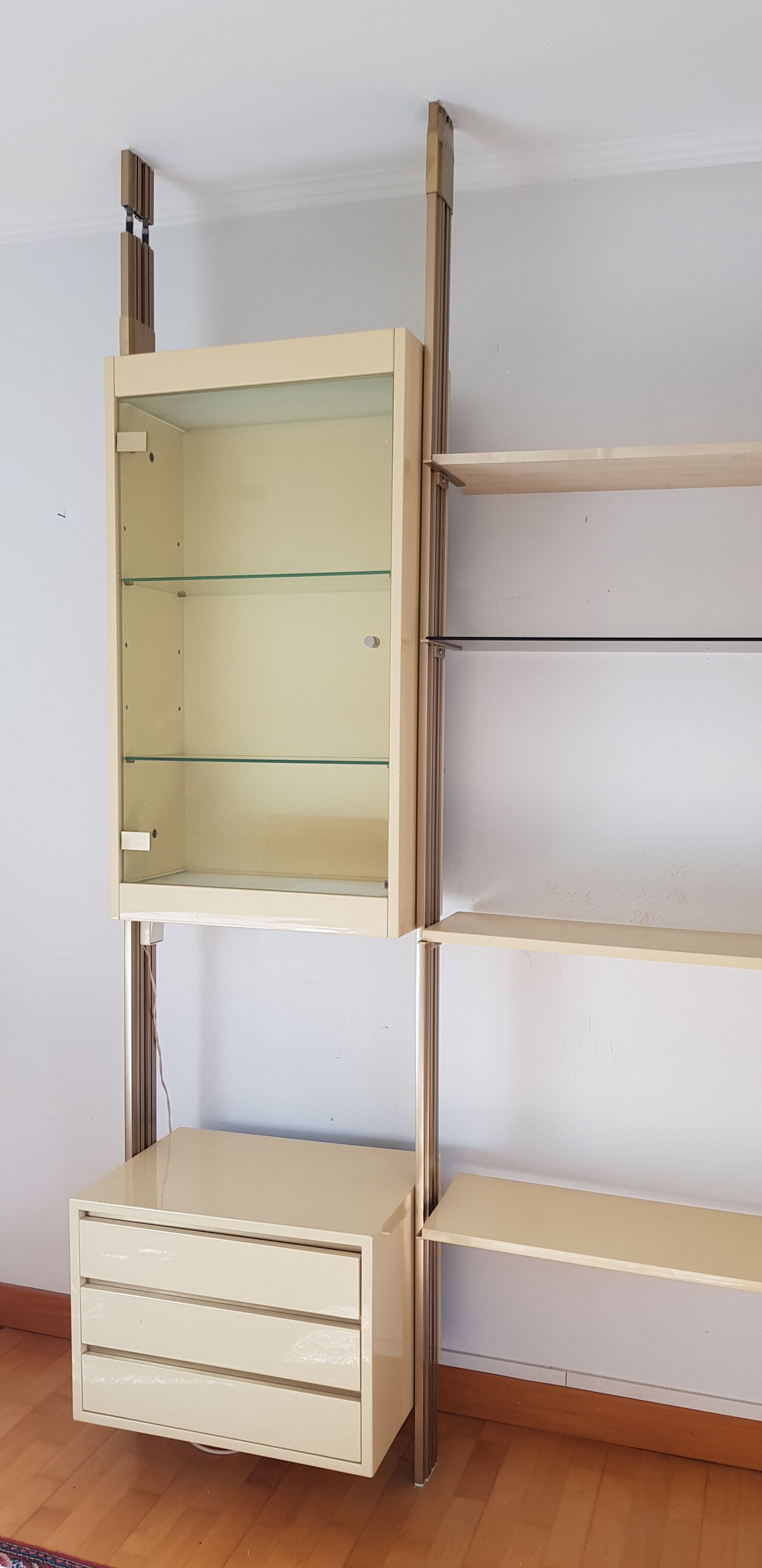 Bibliothèque à caisson et étagères modulables années 70 laqué et doré