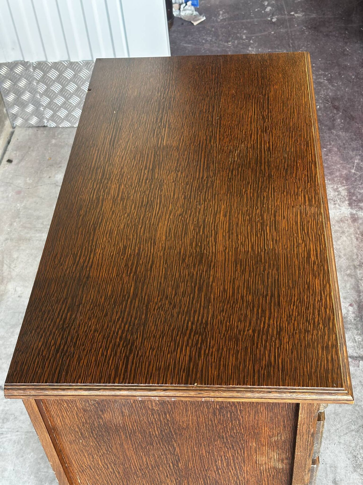Vintage oak and veneer chest of drawers with 4 drawers.