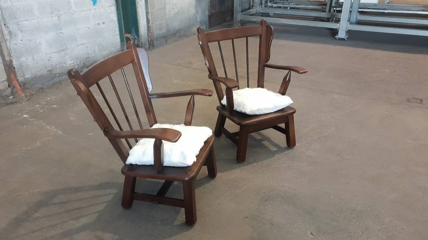 Paire de fauteuils en chêne brutaliste 1970