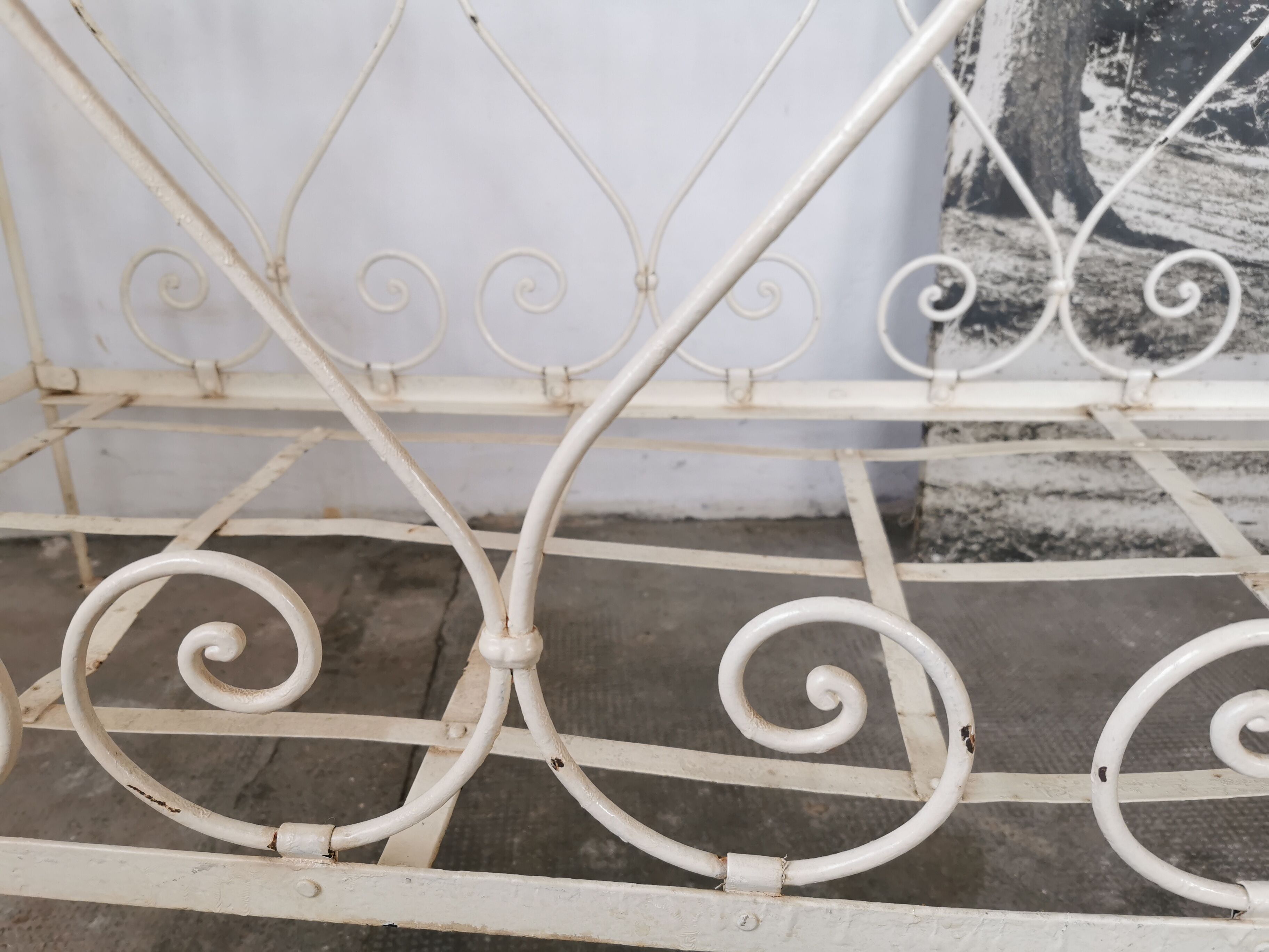 Bed, wrought iron bench
